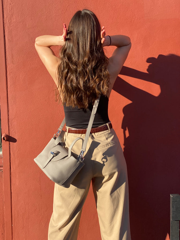 meli melo - On the go and always a “CLASSIC” bag the taupe thela ⠀⠀⠀⠀⠀⠀⠀⠀⠀  🍧🍧⠀⠀⠀⠀⠀⠀⠀⠀⠀ #melimelo #melimelobags #style #bag #bags #s 