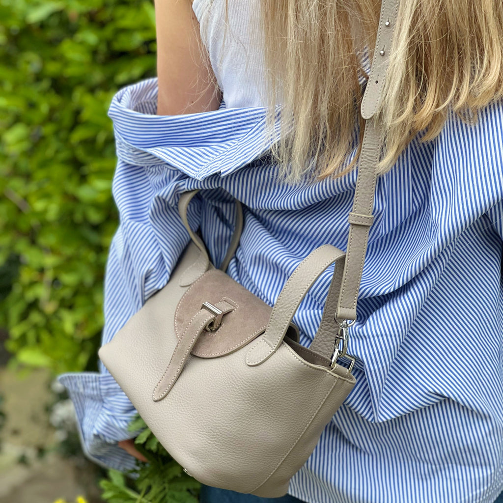 meli melo - On the go and always a “CLASSIC” bag the taupe thela ⠀⠀⠀⠀⠀⠀⠀⠀⠀  🍧🍧⠀⠀⠀⠀⠀⠀⠀⠀⠀ #melimelo #melimelobags #style #bag #bags #s 